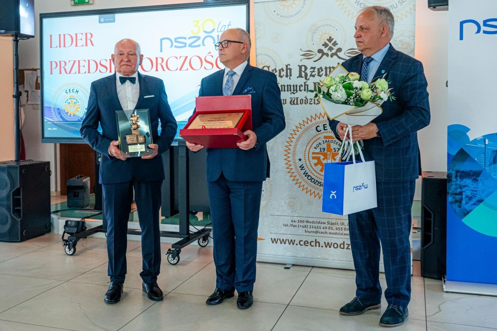 Zdjęcie w galerii na portalu naszwodzislaw.com: Kolejna grupa przedsiębiorców dołączyła do biznesowej elity powiatu wiadomości z regionu