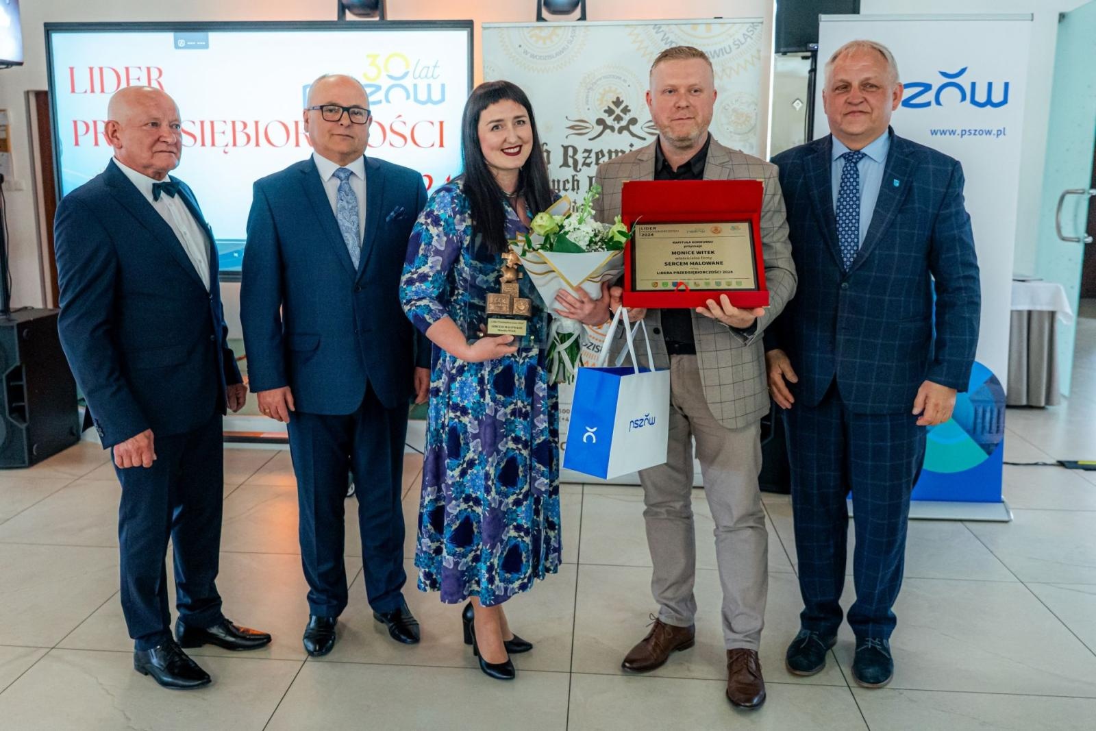 Zdjęcie w galerii na portalu naszwodzislaw.com: Kolejna grupa przedsiębiorców dołączyła do biznesowej elity powiatu wiadomości z regionu