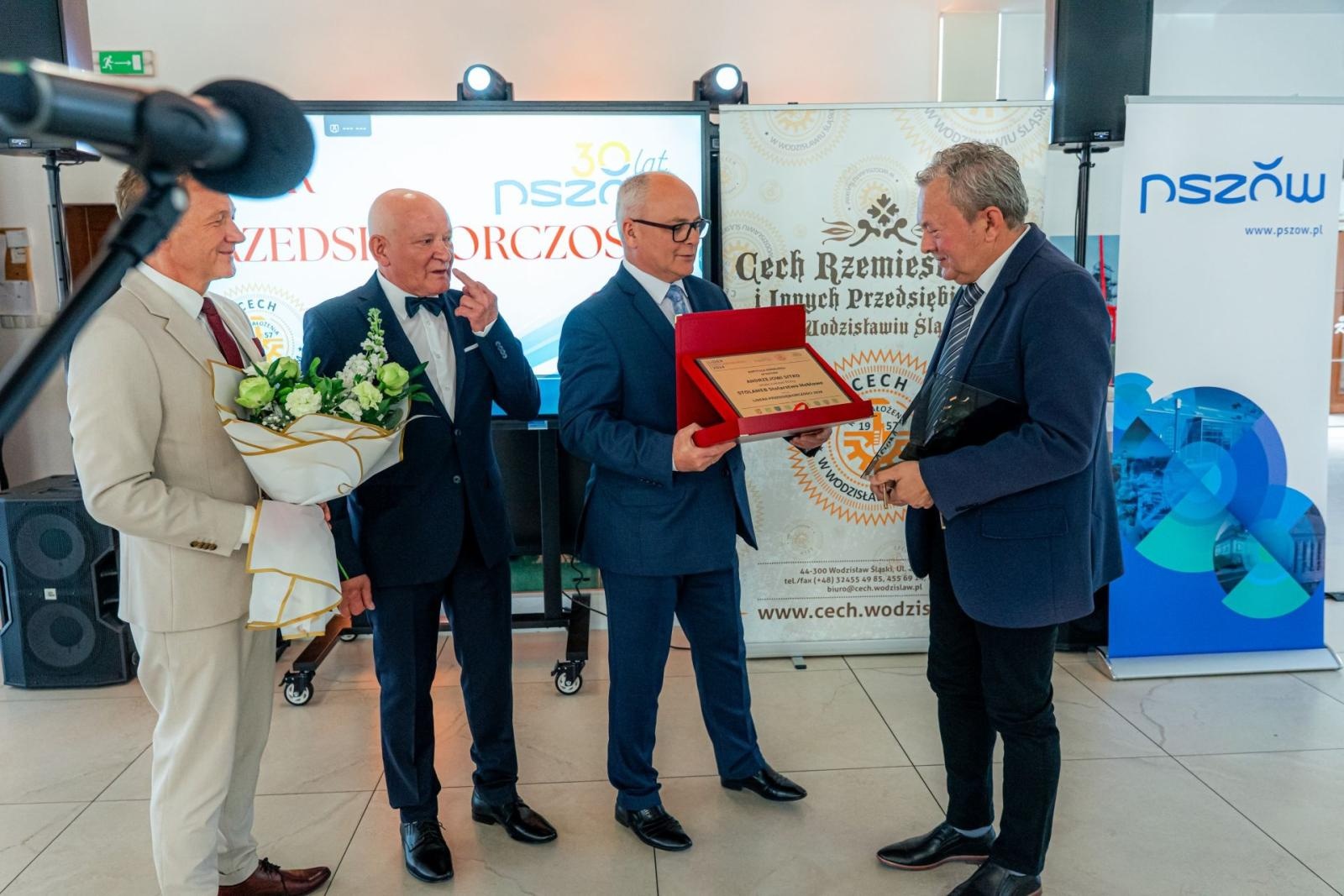 Zdjęcie w galerii na portalu naszwodzislaw.com: Kolejna grupa przedsiębiorców dołączyła do biznesowej elity powiatu wiadomości z regionu