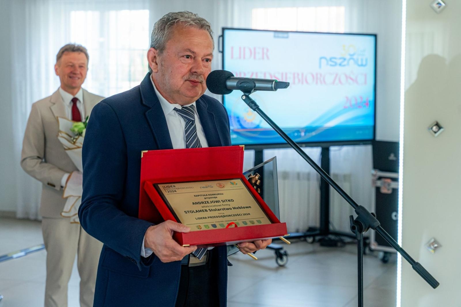 Zdjęcie w galerii na portalu naszwodzislaw.com: Kolejna grupa przedsiębiorców dołączyła do biznesowej elity powiatu wiadomości z regionu