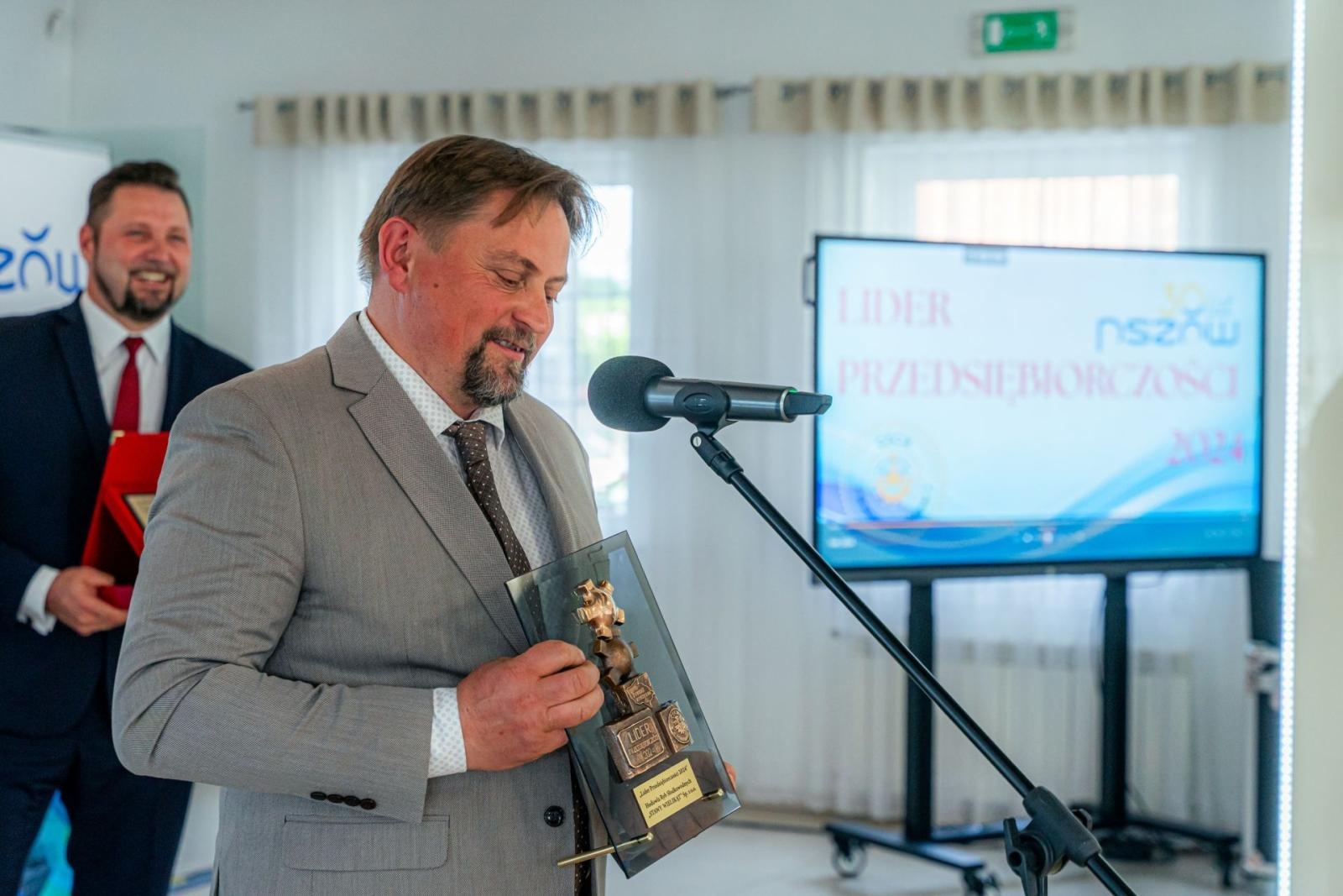 Zdjęcie w galerii na portalu naszwodzislaw.com: Kolejna grupa przedsiębiorców dołączyła do biznesowej elity powiatu wiadomości z regionu