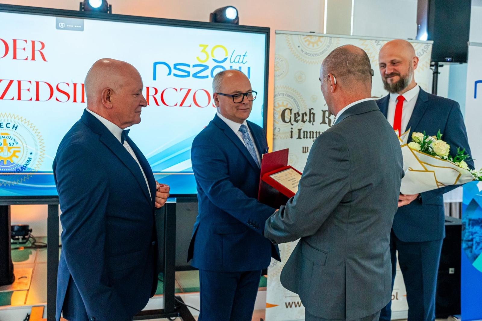 Zdjęcie w galerii na portalu naszwodzislaw.com: Kolejna grupa przedsiębiorców dołączyła do biznesowej elity powiatu wiadomości z regionu
