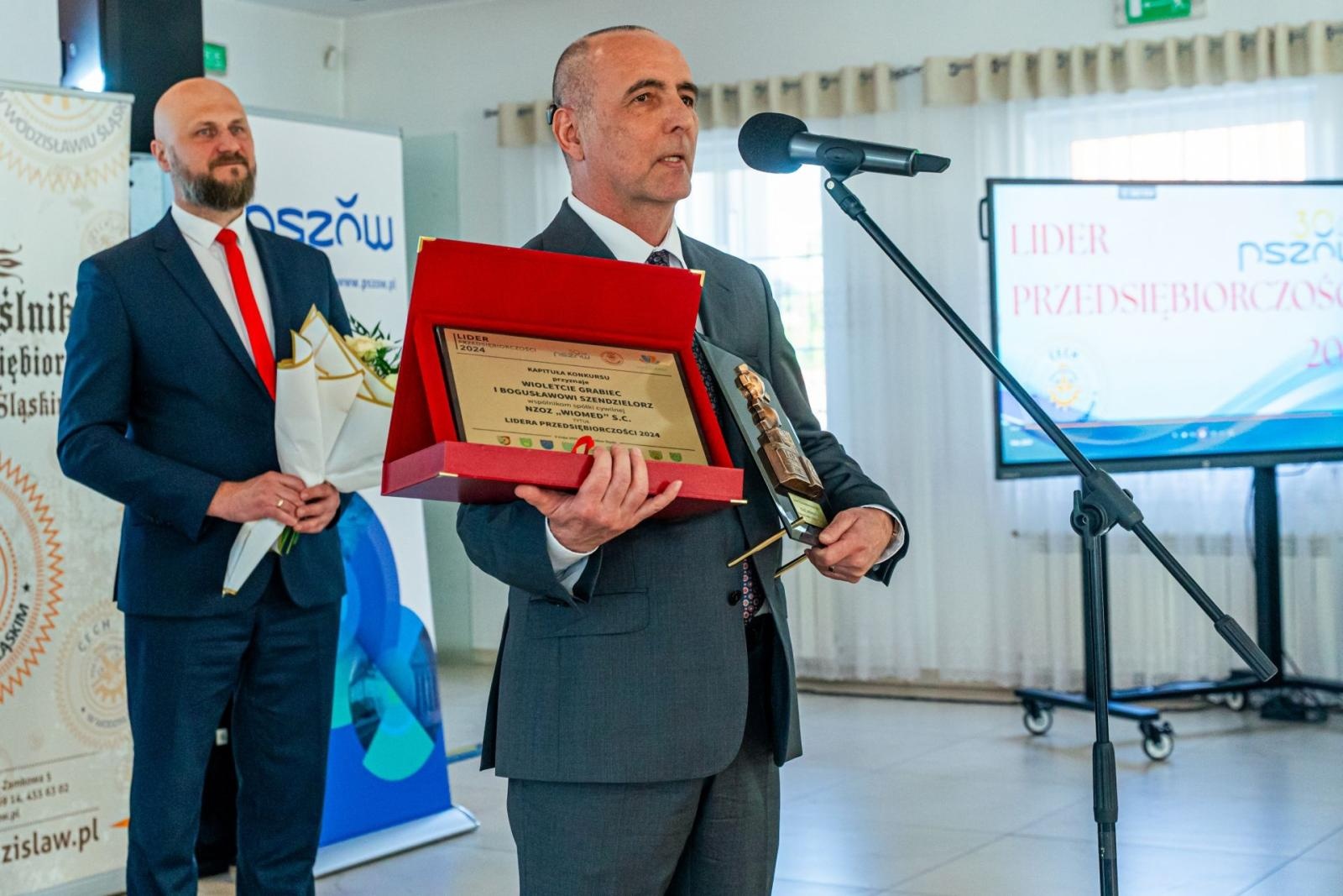 Zdjęcie w galerii na portalu naszwodzislaw.com: Kolejna grupa przedsiębiorców dołączyła do biznesowej elity powiatu wiadomości z regionu