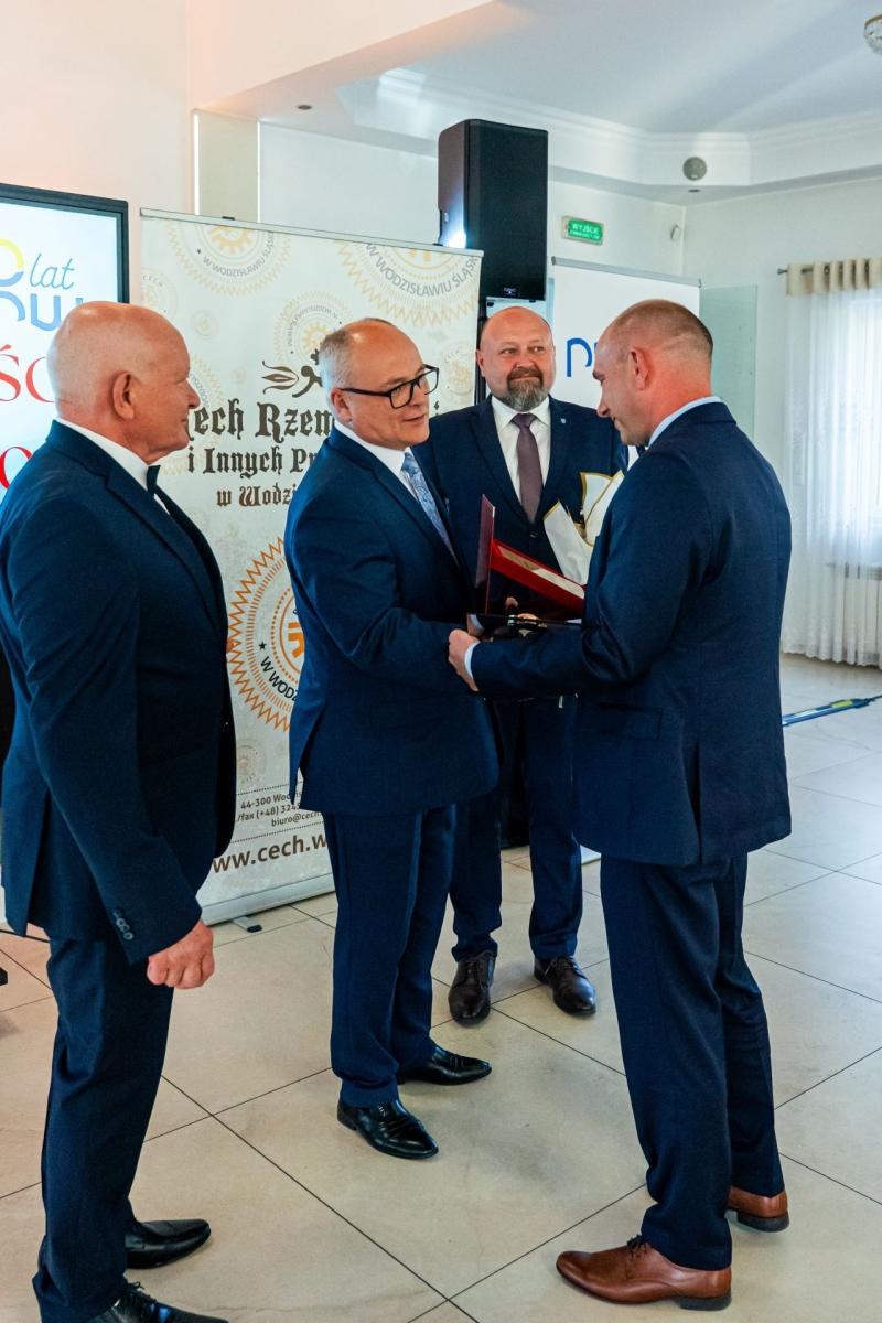 Zdjęcie w galerii na portalu naszwodzislaw.com: Kolejna grupa przedsiębiorców dołączyła do biznesowej elity powiatu wiadomości z regionu