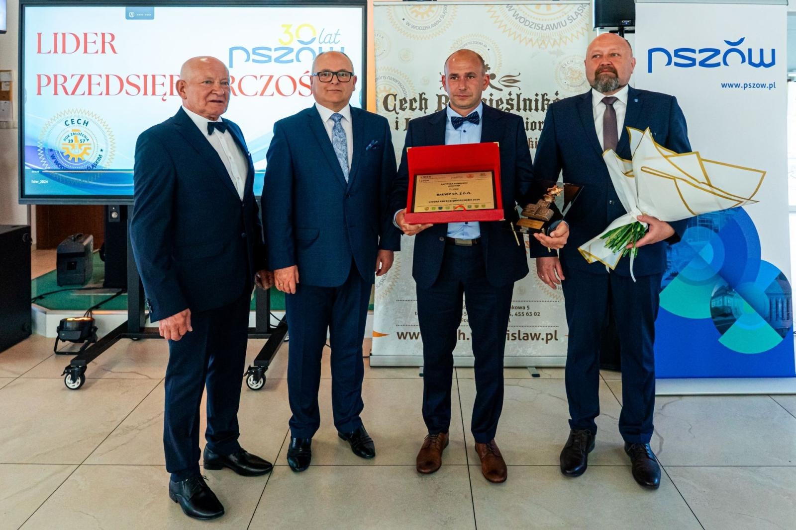 Zdjęcie w galerii na portalu naszwodzislaw.com: Kolejna grupa przedsiębiorców dołączyła do biznesowej elity powiatu wiadomości z regionu