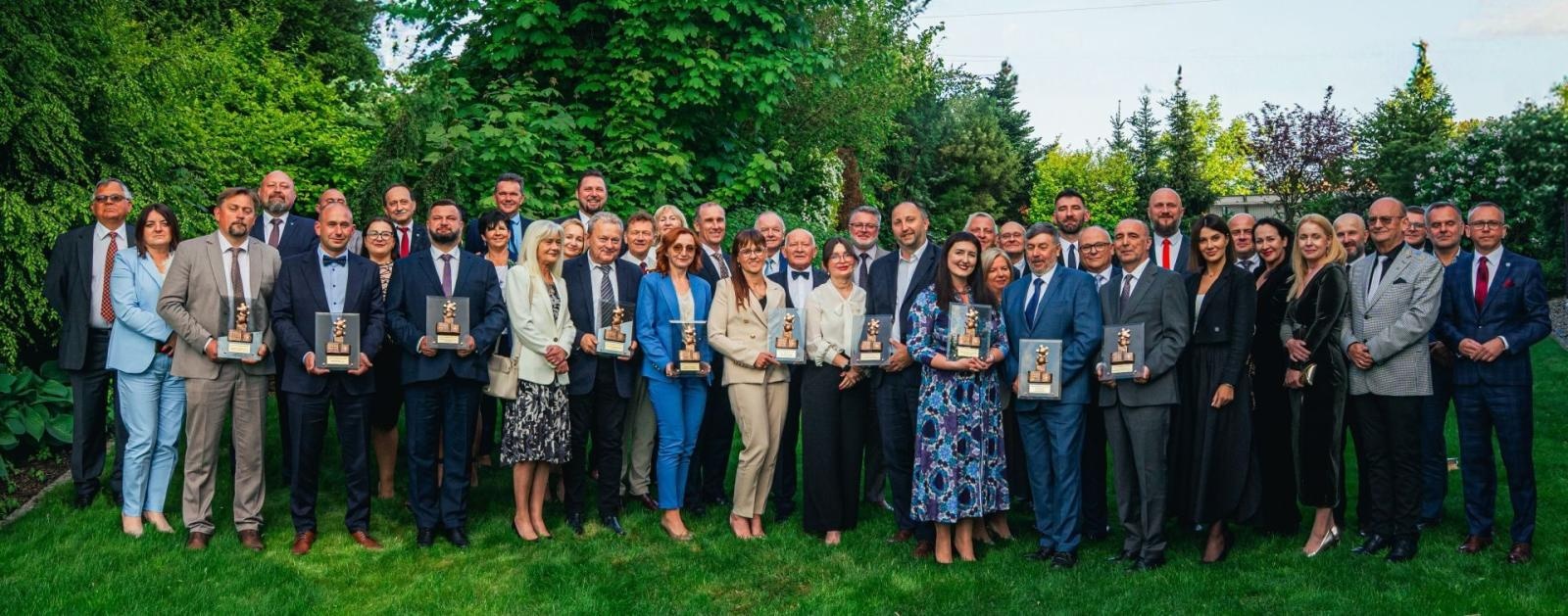 Zdjęcie w galerii na portalu naszwodzislaw.com: Kolejna grupa przedsiębiorców dołączyła do biznesowej elity powiatu wiadomości z regionu