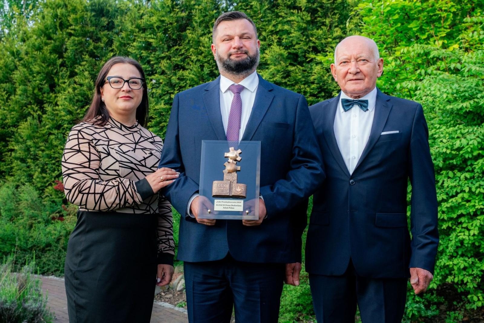 Zdjęcie w galerii na portalu naszwodzislaw.com: Kolejna grupa przedsiębiorców dołączyła do biznesowej elity powiatu wiadomości z regionu