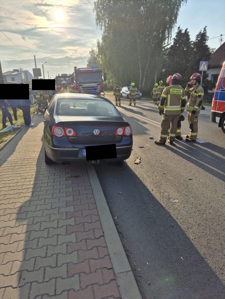 Zdjęcie w galerii na portalu naszwodzislaw.com: Motorower uderzył w volkswagena. Kierowca jednośladu trafił do szpitala wiadomości z regionu