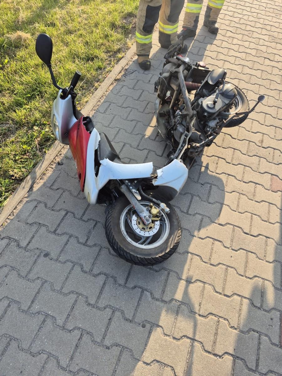 Zdjęcie w galerii na portalu naszwodzislaw.com: Motorower uderzył w volkswagena. Kierowca jednośladu trafił do szpitala wiadomości z regionu