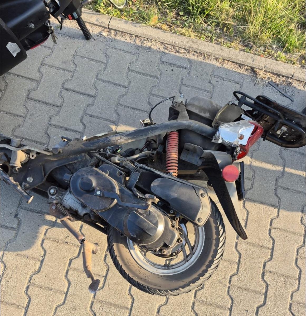 Zdjęcie w galerii na portalu naszwodzislaw.com: Motorower uderzył w volkswagena. Kierowca jednośladu trafił do szpitala wiadomości z regionu