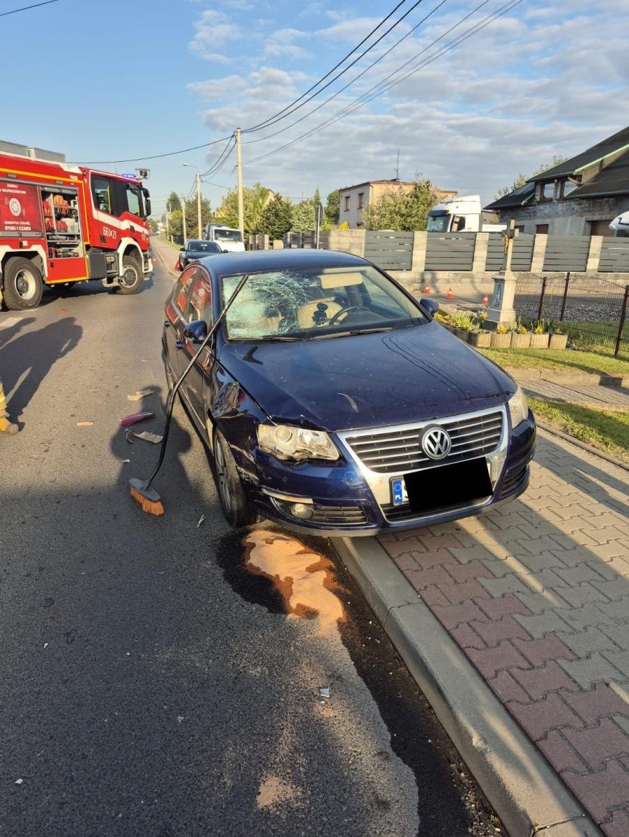 Zdjęcie w galerii na portalu naszwodzislaw.com: Motorower uderzył w volkswagena. Kierowca jednośladu trafił do szpitala wiadomości z regionu