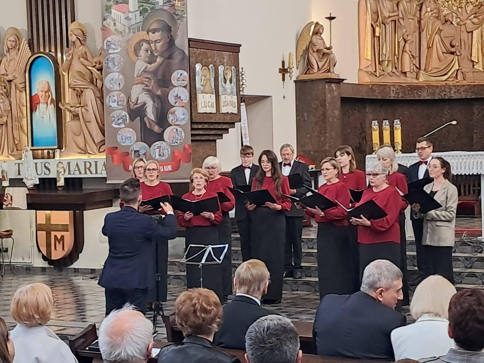 Zdjęcie w galerii na portalu naszwodzislaw.com: Majowe śpiewanie dla Matki Boskiej w Syryni wiadomości z regionu