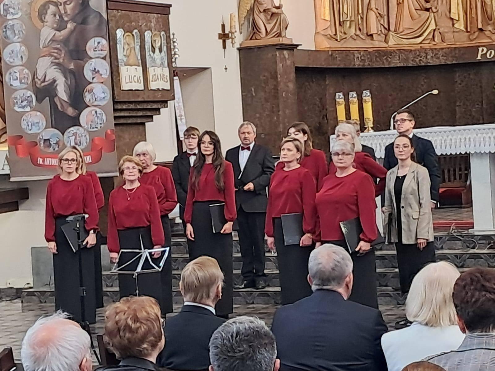 Zdjęcie w galerii na portalu naszwodzislaw.com: Majowe śpiewanie dla Matki Boskiej w Syryni wiadomości z regionu