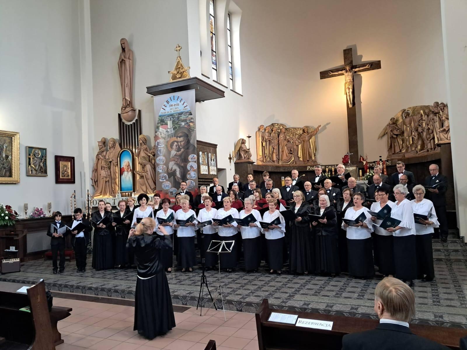 Zdjęcie w galerii na portalu naszwodzislaw.com: Majowe śpiewanie dla Matki Boskiej w Syryni wiadomości z regionu