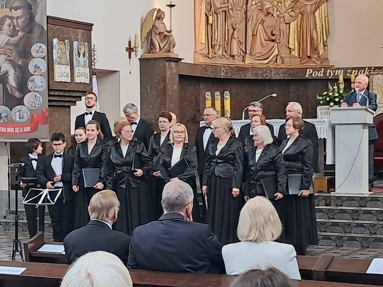 Zdjęcie w galerii na portalu naszwodzislaw.com: Majowe śpiewanie dla Matki Boskiej w Syryni wiadomości z regionu