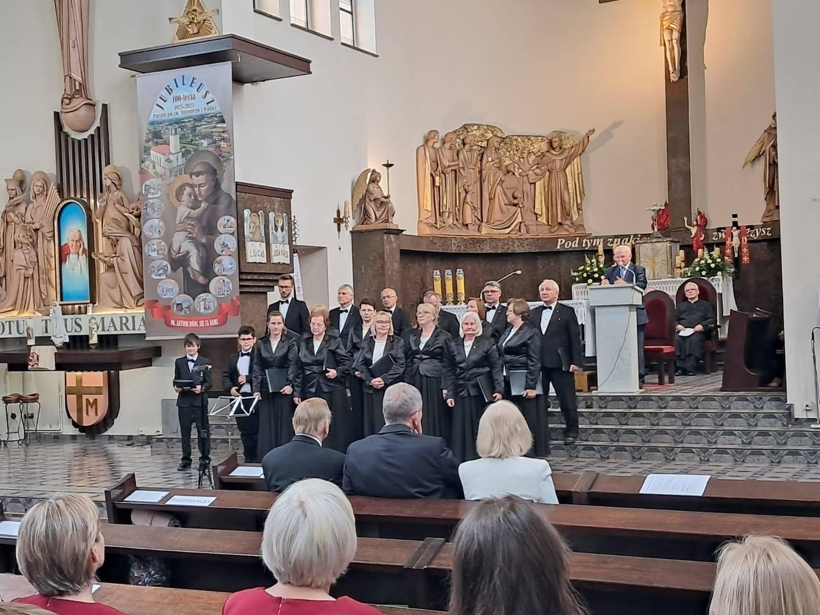 Zdjęcie w galerii na portalu naszwodzislaw.com: Majowe śpiewanie dla Matki Boskiej w Syryni wiadomości z regionu