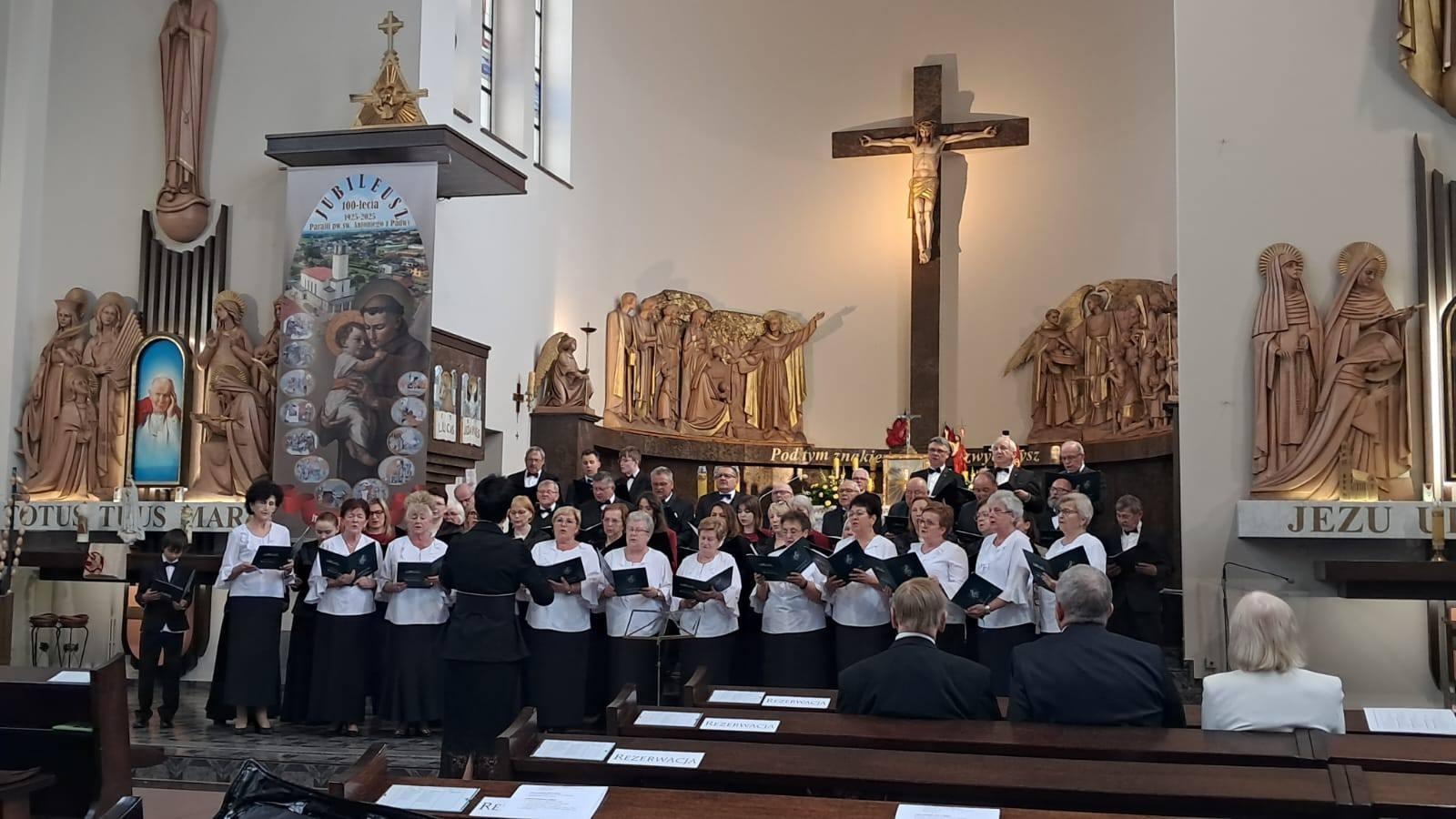 Zdjęcie w galerii na portalu naszwodzislaw.com: Majowe śpiewanie dla Matki Boskiej w Syryni wiadomości z regionu