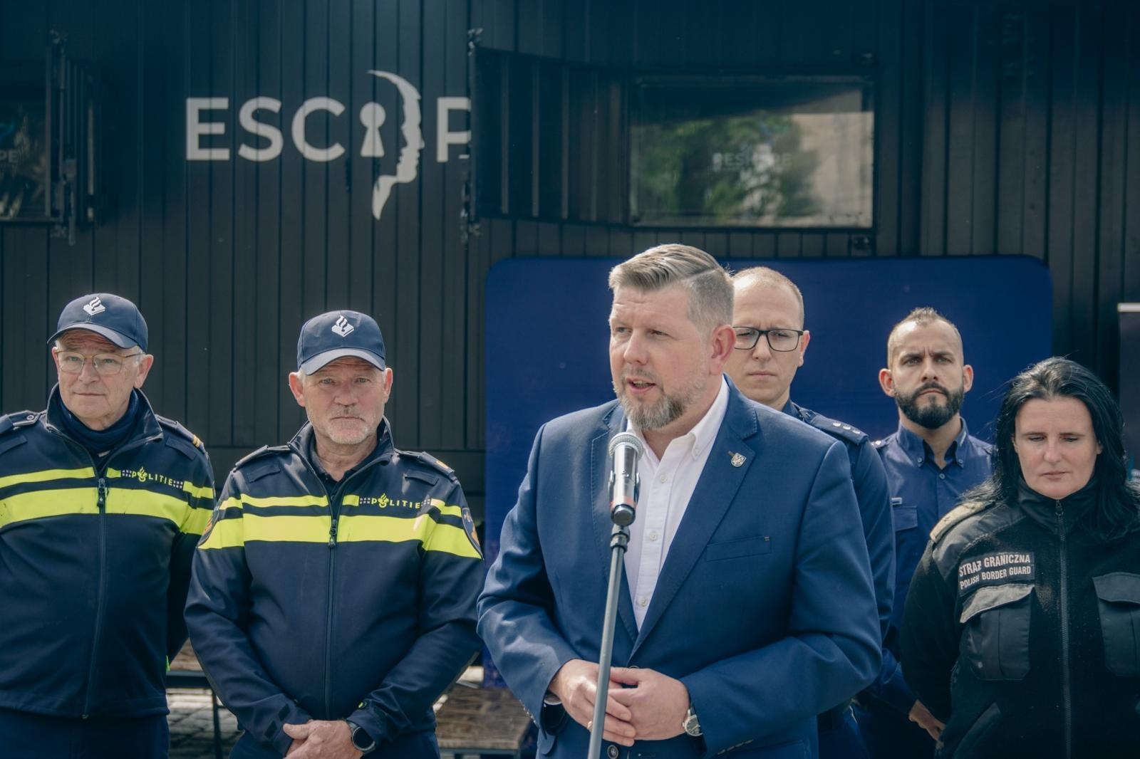 Zdjęcie w galerii na portalu naszwodzislaw.com: Na wodzisławskim rynku stanął Escape Truck wiadomości z regionu