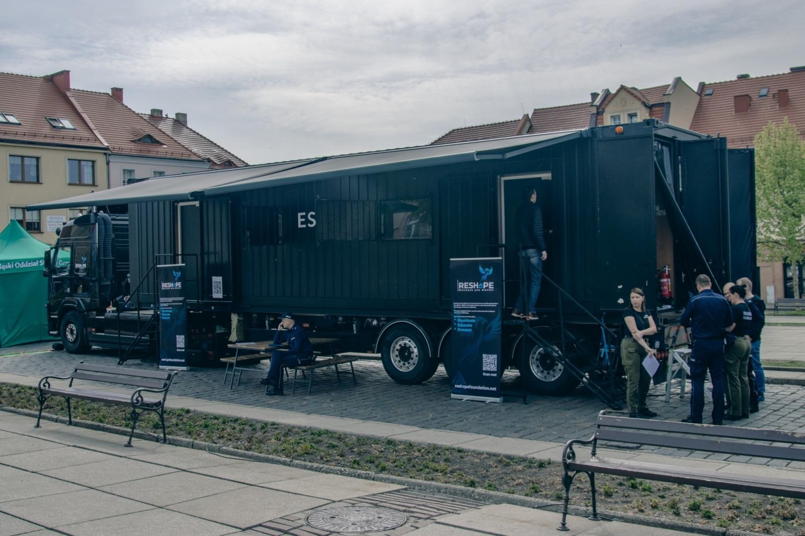 Zdjęcie w galerii na portalu naszwodzislaw.com: Na wodzisławskim rynku stanął Escape Truck wiadomości z regionu