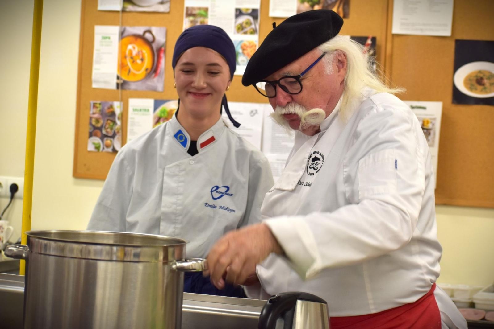 Zdjęcie w galerii na portalu naszwodzislaw.com: Kurt Scheller uczył uczniów Ekonomika gotowania  [FOTO] wiadomości z regionu