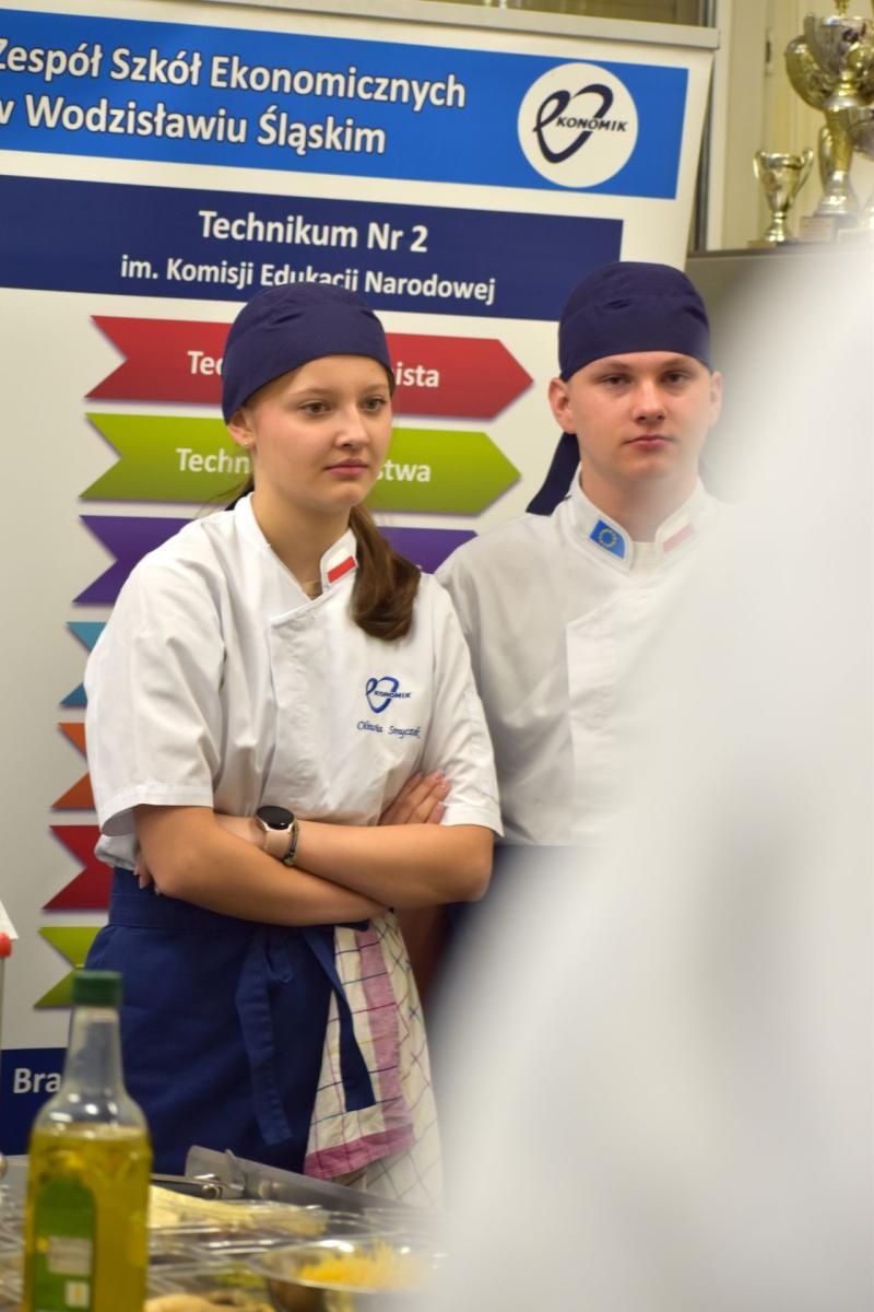 Zdjęcie w galerii na portalu naszwodzislaw.com: Kurt Scheller uczył uczniów Ekonomika gotowania  [FOTO] wiadomości z regionu