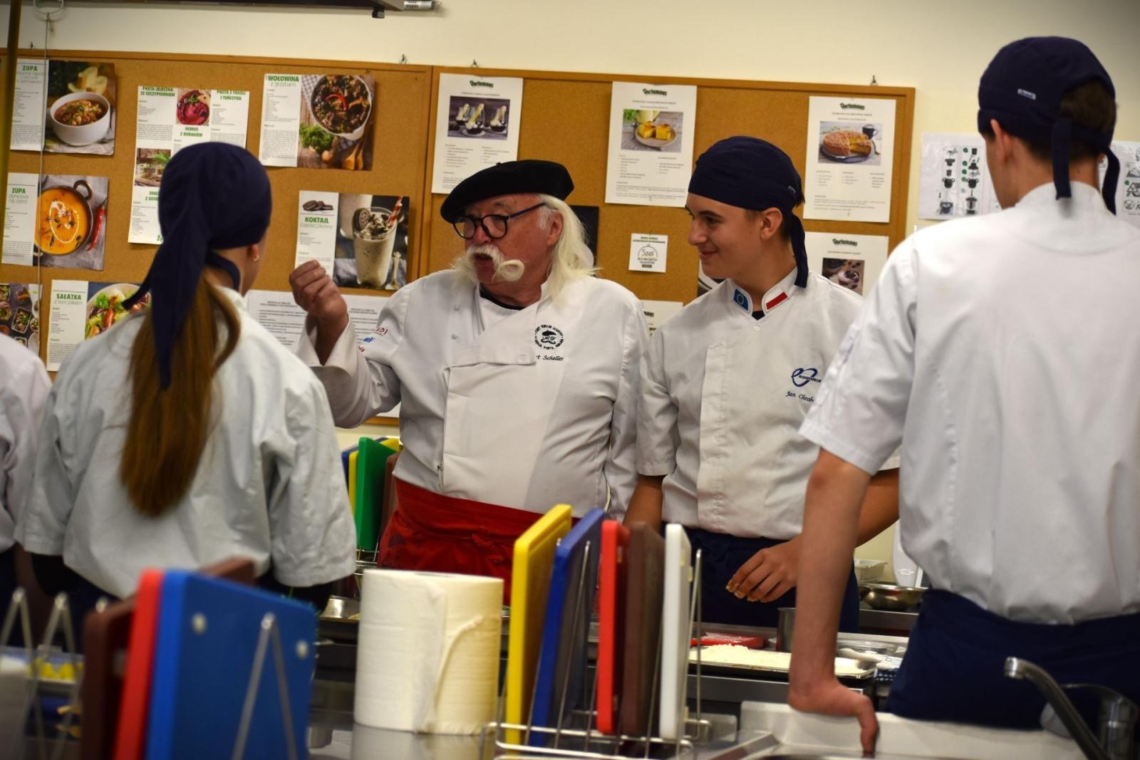 Zdjęcie w galerii na portalu naszwodzislaw.com: Kurt Scheller uczył uczniów Ekonomika gotowania  [FOTO] wiadomości z regionu
