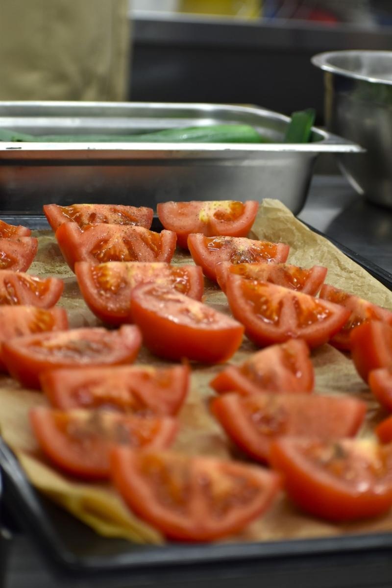 Zdjęcie w galerii na portalu naszwodzislaw.com: Kurt Scheller uczył uczniów Ekonomika gotowania  [FOTO] wiadomości z regionu