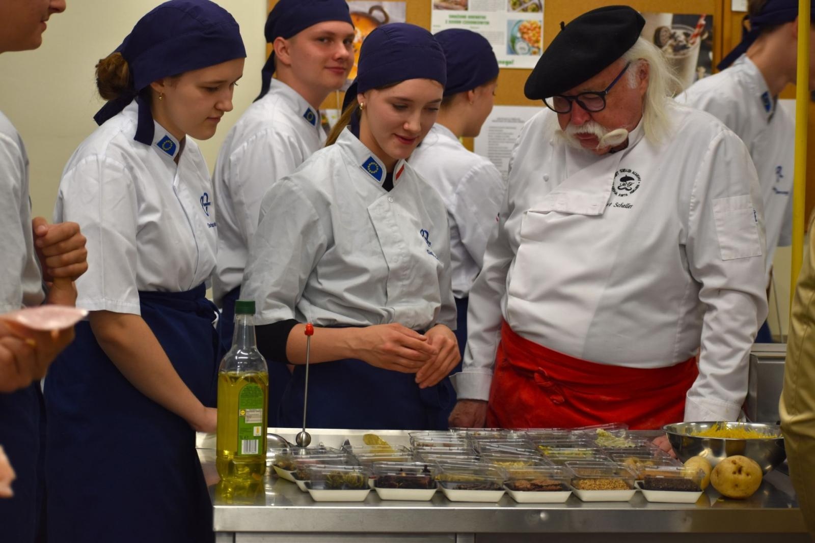 Zdjęcie w galerii na portalu naszwodzislaw.com: Kurt Scheller uczył uczniów Ekonomika gotowania  [FOTO] wiadomości z regionu