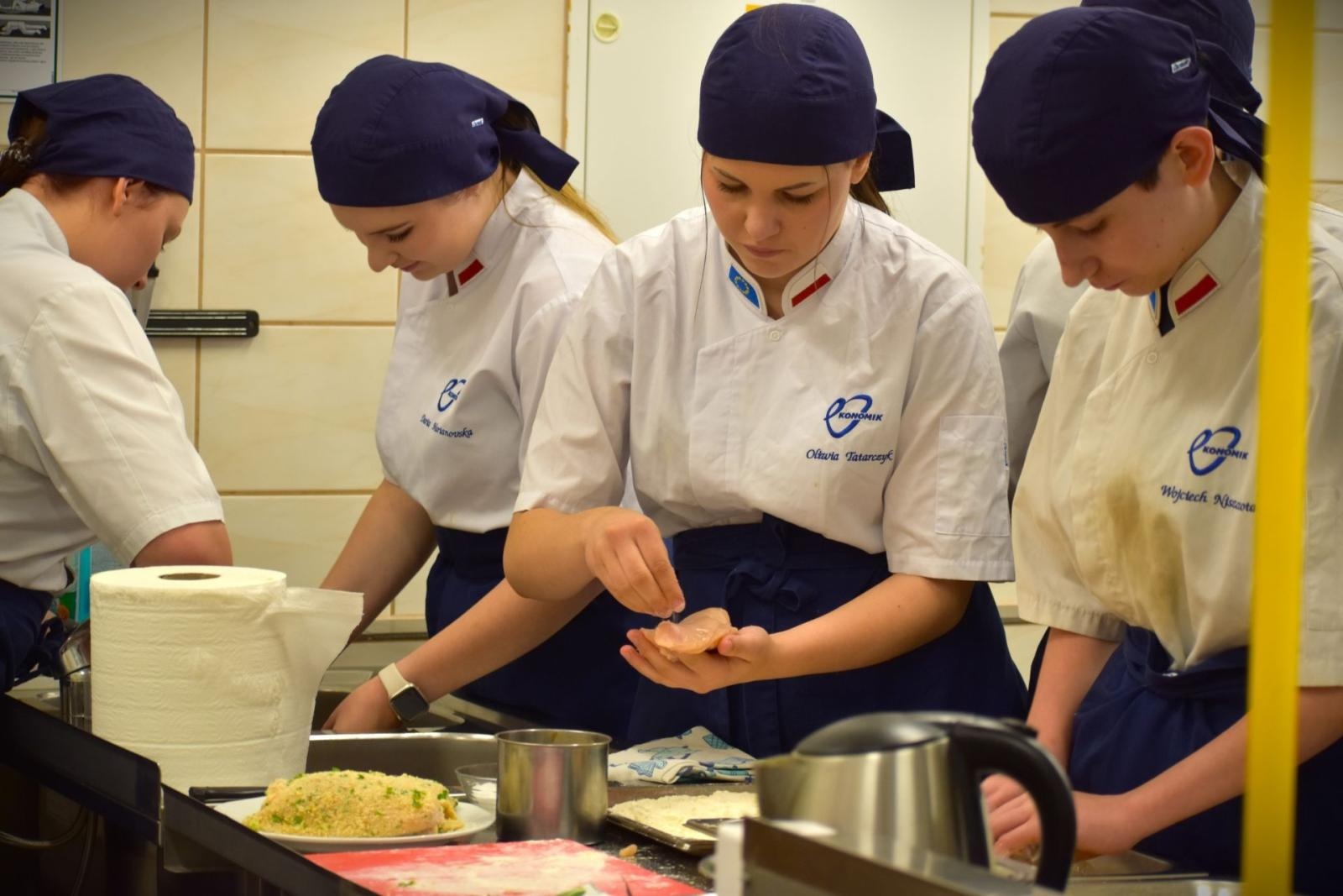 Zdjęcie w galerii na portalu naszwodzislaw.com: Kurt Scheller uczył uczniów Ekonomika gotowania  [FOTO] wiadomości z regionu