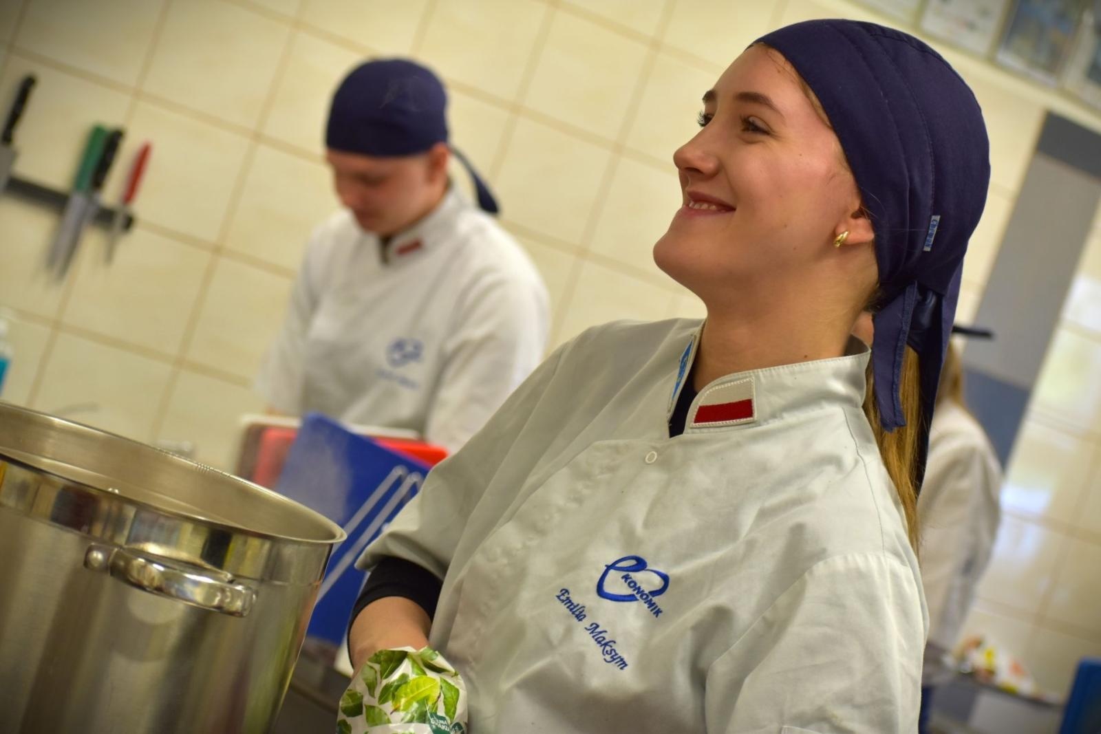 Zdjęcie w galerii na portalu naszwodzislaw.com: Kurt Scheller uczył uczniów Ekonomika gotowania  [FOTO] wiadomości z regionu