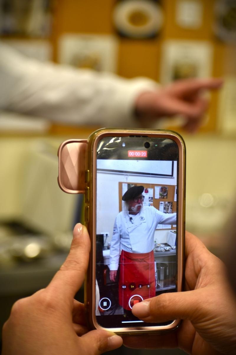 Zdjęcie w galerii na portalu naszwodzislaw.com: Kurt Scheller uczył uczniów Ekonomika gotowania  [FOTO] wiadomości z regionu