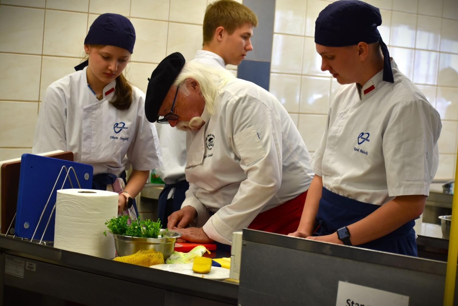 Zdjęcie w galerii na portalu naszwodzislaw.com: Kurt Scheller uczył uczniów Ekonomika gotowania  [FOTO] wiadomości z regionu