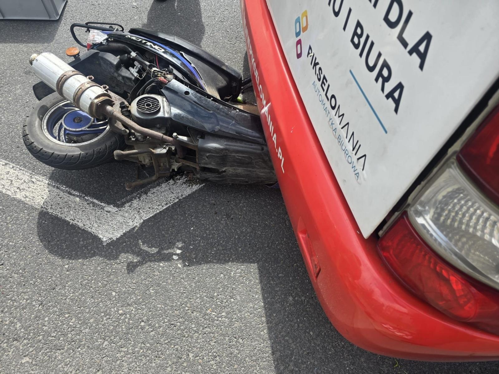 Zdjęcie w galerii na portalu naszwodzislaw.com: Wypadek w Pszowie. Kierowca skutera poważnie ranny po zderzeniu z autobusem wiadomości z regionu