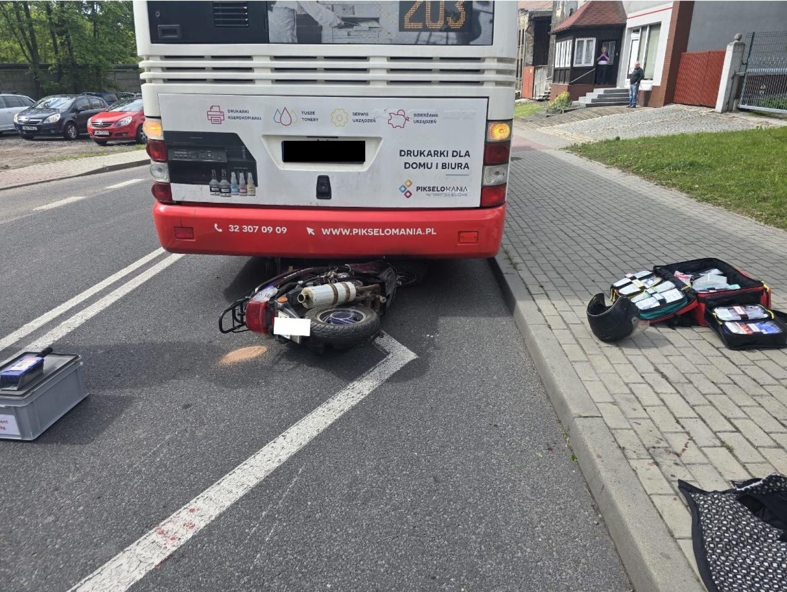 Zdjęcie w galerii na portalu naszwodzislaw.com: Wypadek w Pszowie. Kierowca skutera poważnie ranny po zderzeniu z autobusem wiadomości z regionu