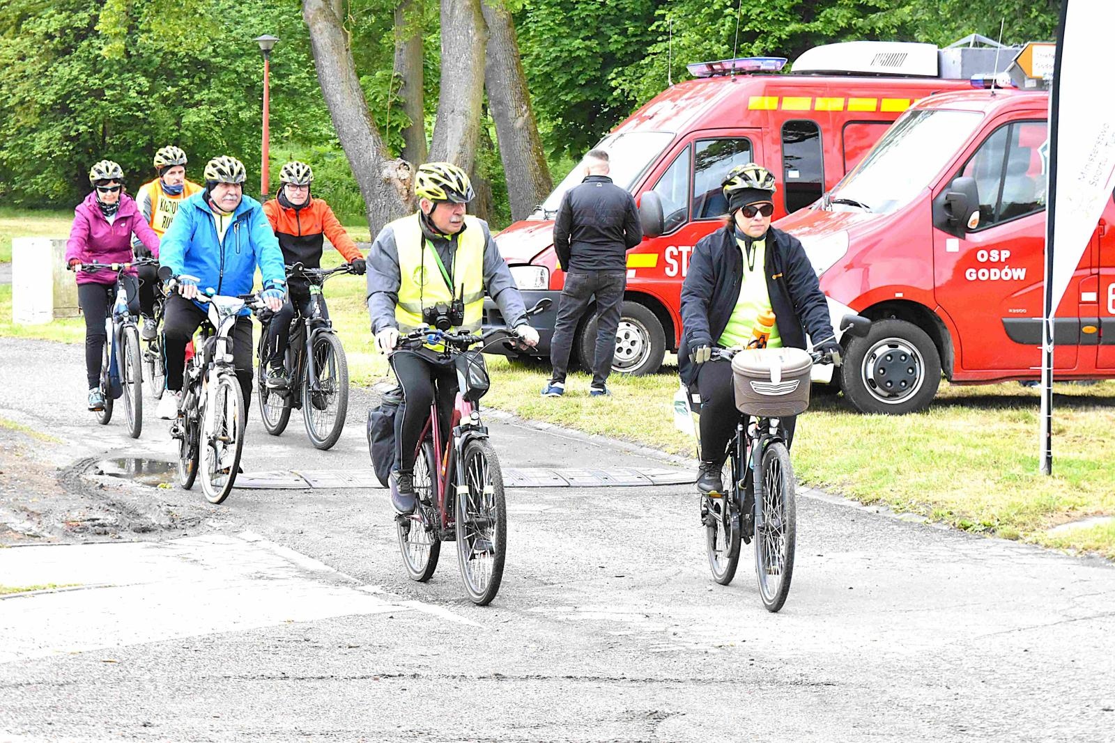 Zdjęcie w galerii na portalu naszwodzislaw.com: Prawdziwi rowerzyści kapryśnej aury się nie boją! wiadomości z regionu