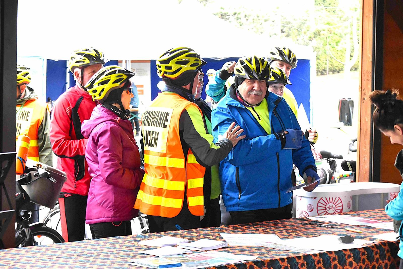 Zdjęcie w galerii na portalu naszwodzislaw.com: Prawdziwi rowerzyści kapryśnej aury się nie boją! wiadomości z regionu