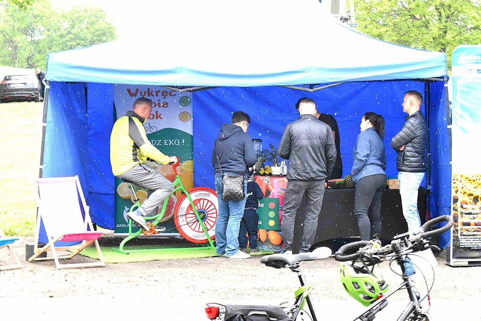 Zdjęcie w galerii na portalu naszwodzislaw.com: Prawdziwi rowerzyści kapryśnej aury się nie boją! wiadomości z regionu