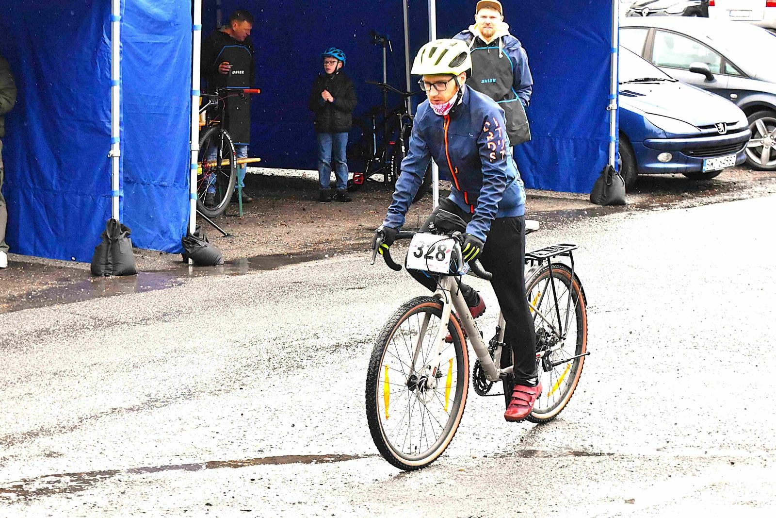 Zdjęcie w galerii na portalu naszwodzislaw.com: Prawdziwi rowerzyści kapryśnej aury się nie boją! wiadomości z regionu