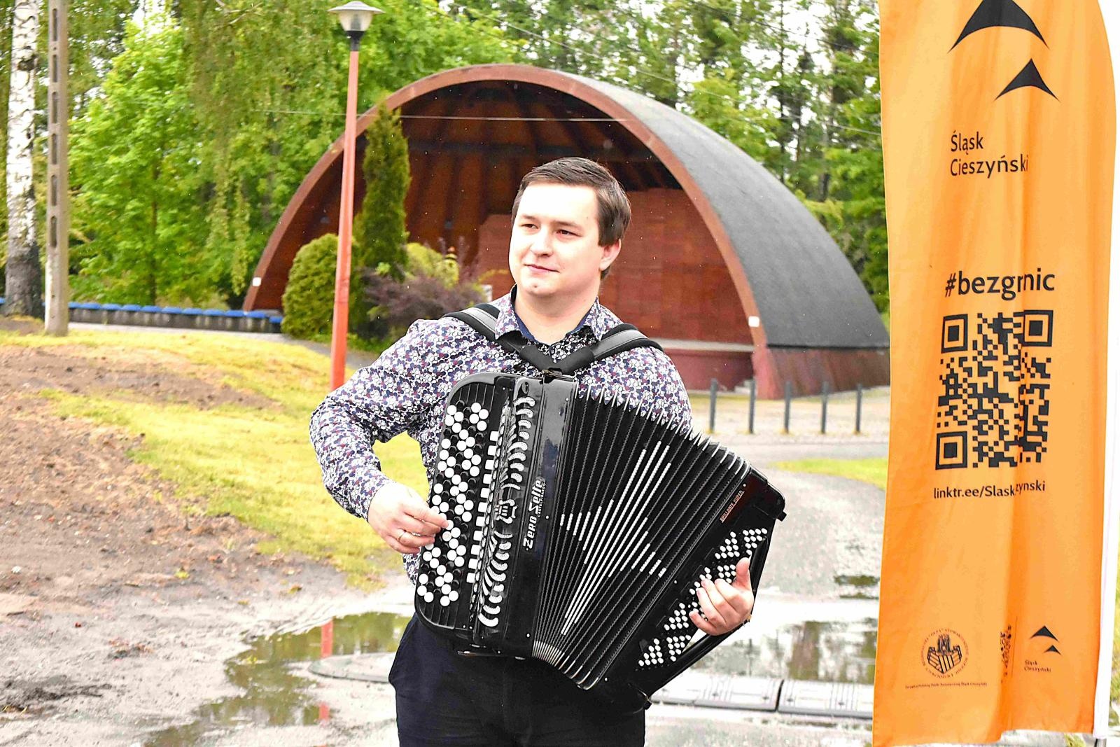 Zdjęcie w galerii na portalu naszwodzislaw.com: Prawdziwi rowerzyści kapryśnej aury się nie boją! wiadomości z regionu