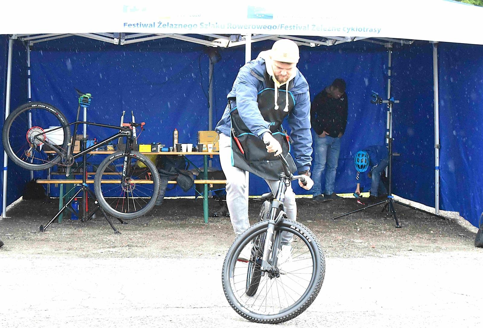 Zdjęcie w galerii na portalu naszwodzislaw.com: Prawdziwi rowerzyści kapryśnej aury się nie boją! wiadomości z regionu