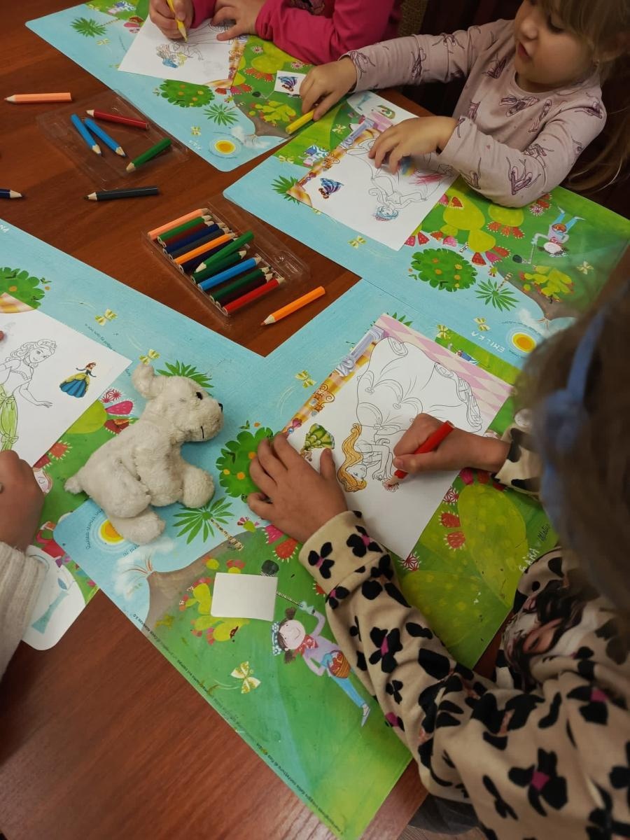 Zdjęcie w galerii na portalu naszwodzislaw.com: Kolorowe pawie w Grabówce – twórcze zajęcia plastyczne dla najmłodszych wiadomości z regionu