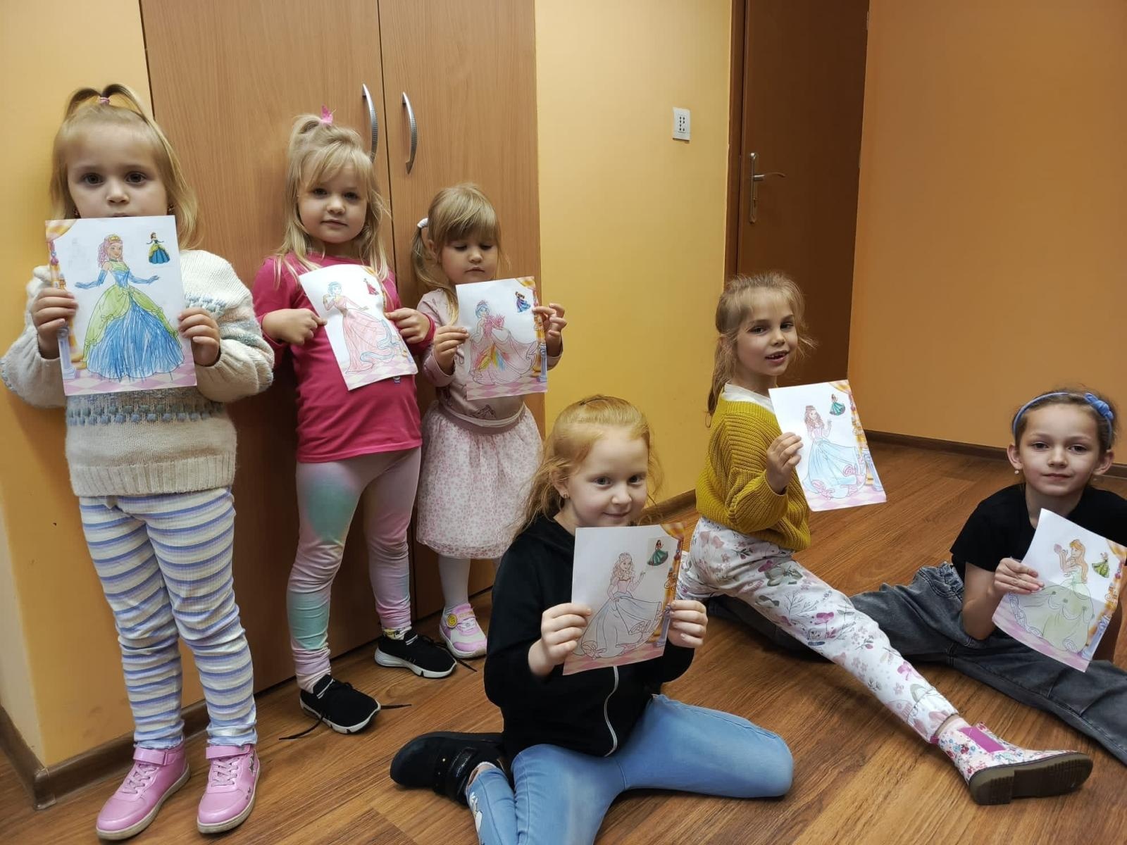 Zdjęcie w galerii na portalu naszwodzislaw.com: Kolorowe pawie w Grabówce – twórcze zajęcia plastyczne dla najmłodszych wiadomości z regionu