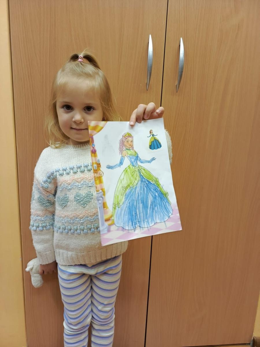 Zdjęcie w galerii na portalu naszwodzislaw.com: Kolorowe pawie w Grabówce – twórcze zajęcia plastyczne dla najmłodszych wiadomości z regionu