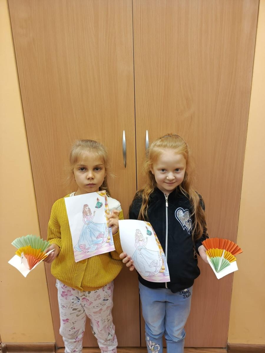 Zdjęcie w galerii na portalu naszwodzislaw.com: Kolorowe pawie w Grabówce – twórcze zajęcia plastyczne dla najmłodszych wiadomości z regionu