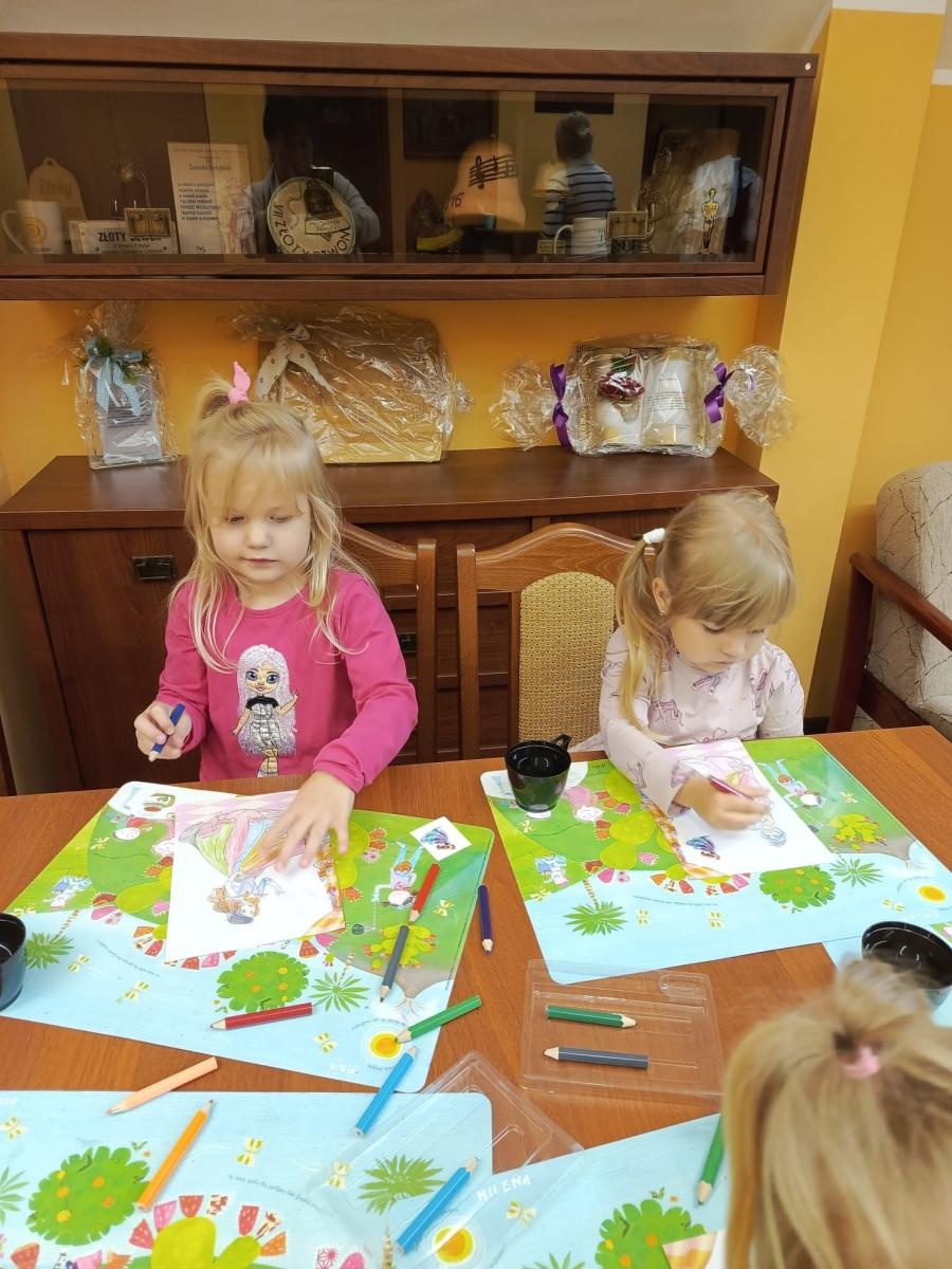 Zdjęcie w galerii na portalu naszwodzislaw.com: Kolorowe pawie w Grabówce – twórcze zajęcia plastyczne dla najmłodszych wiadomości z regionu