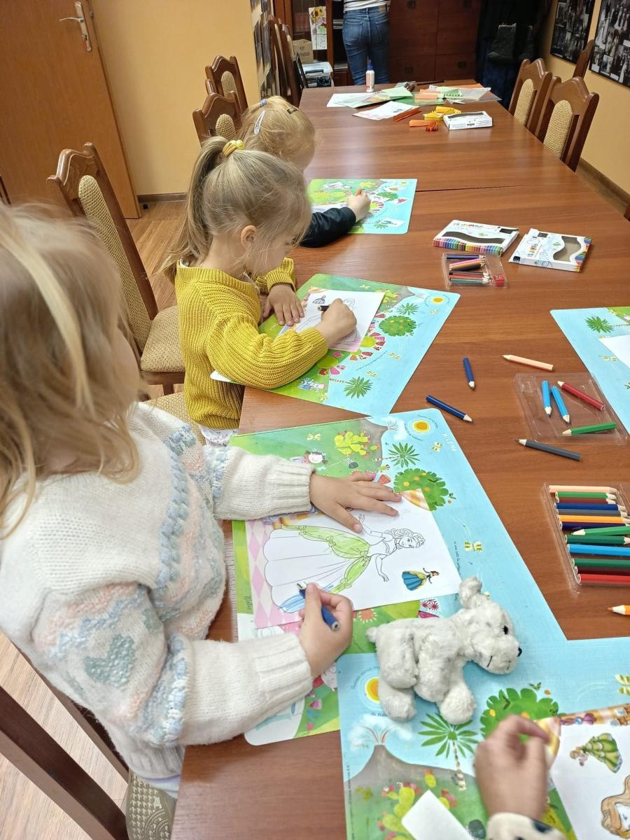 Zdjęcie w galerii na portalu naszwodzislaw.com: Kolorowe pawie w Grabówce – twórcze zajęcia plastyczne dla najmłodszych wiadomości z regionu