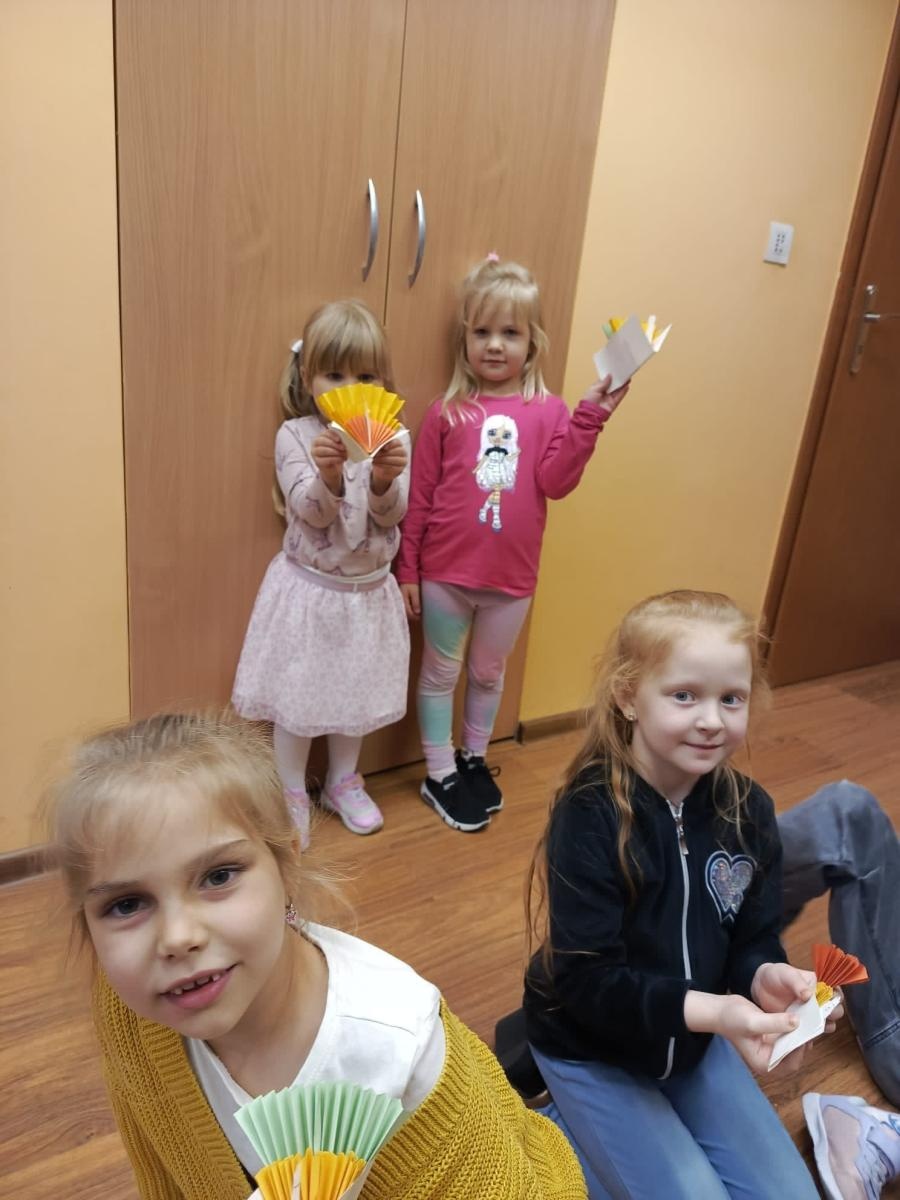 Zdjęcie w galerii na portalu naszwodzislaw.com: Kolorowe pawie w Grabówce – twórcze zajęcia plastyczne dla najmłodszych wiadomości z regionu