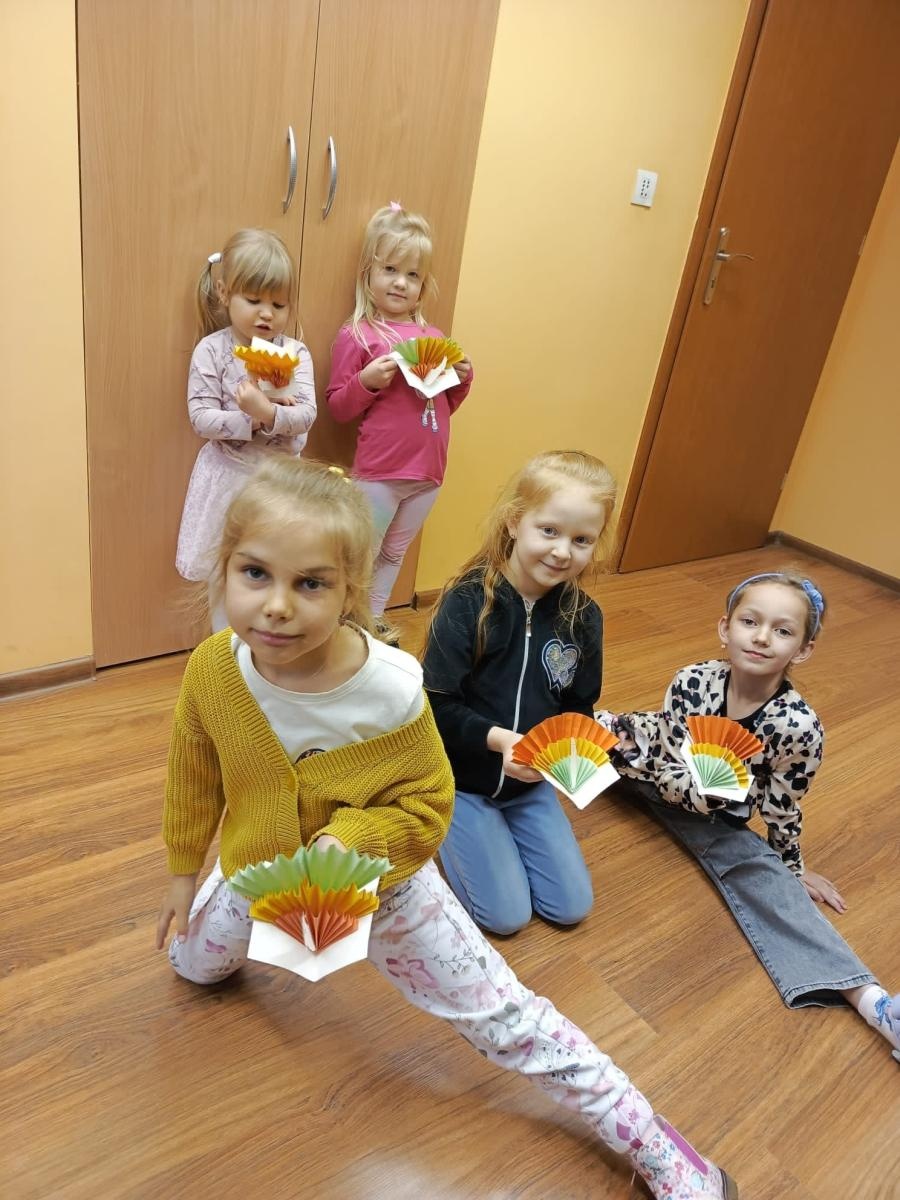 Zdjęcie w galerii na portalu naszwodzislaw.com: Kolorowe pawie w Grabówce – twórcze zajęcia plastyczne dla najmłodszych wiadomości z regionu