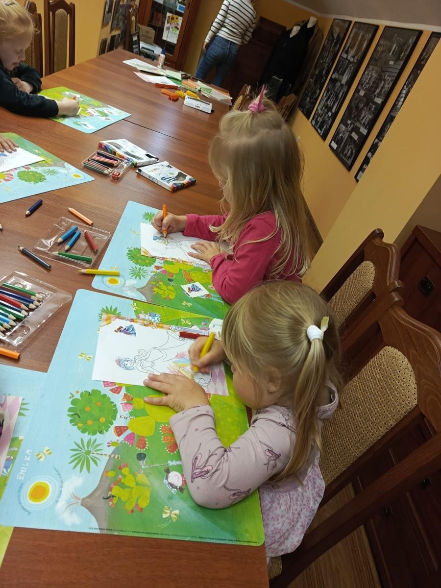 Zdjęcie w galerii na portalu naszwodzislaw.com: Kolorowe pawie w Grabówce – twórcze zajęcia plastyczne dla najmłodszych wiadomości z regionu