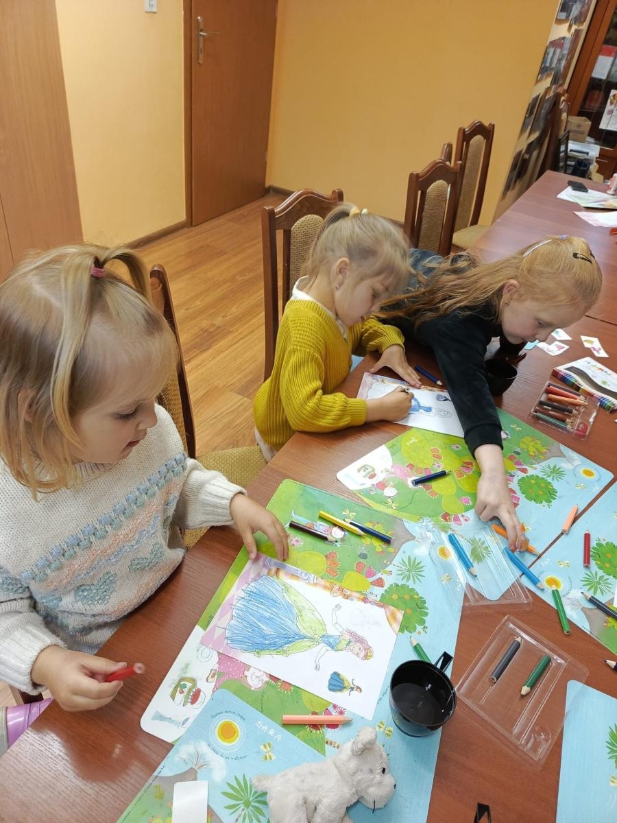 Zdjęcie w galerii na portalu naszwodzislaw.com: Kolorowe pawie w Grabówce – twórcze zajęcia plastyczne dla najmłodszych wiadomości z regionu